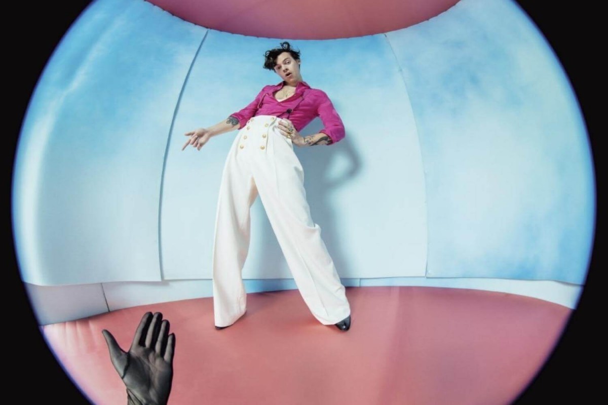 Artwork album Fine Line, Harry Styles mengenakan atasan pink dan celana putih.